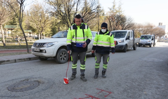 ASKİ' den Su Kayıp Kaçağına Anında Müdahale ASKİ' den Su Kayıp Kaçağına Anında Müdahale
